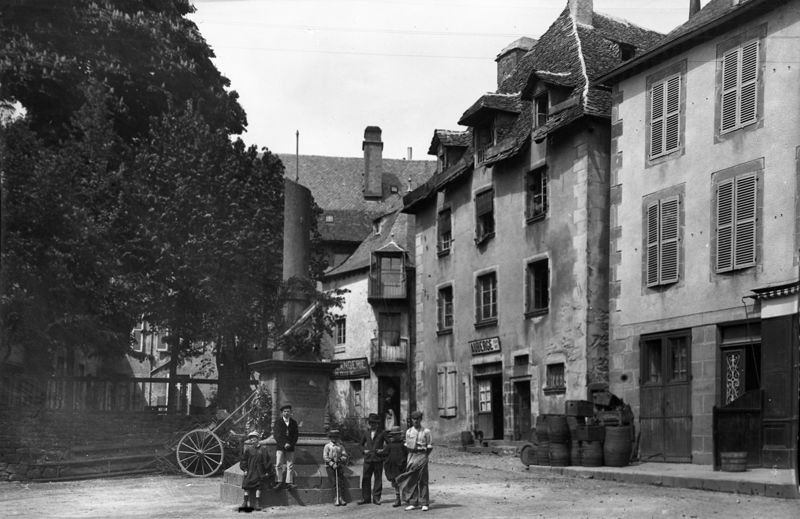 Le monument aux morts de la guerre de 1870-1871 place Gambetta à Mauriac
