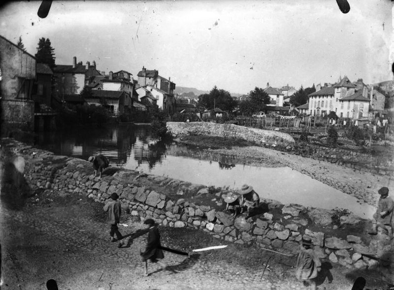 Enfants au pont d’Aliès, à Aurillac