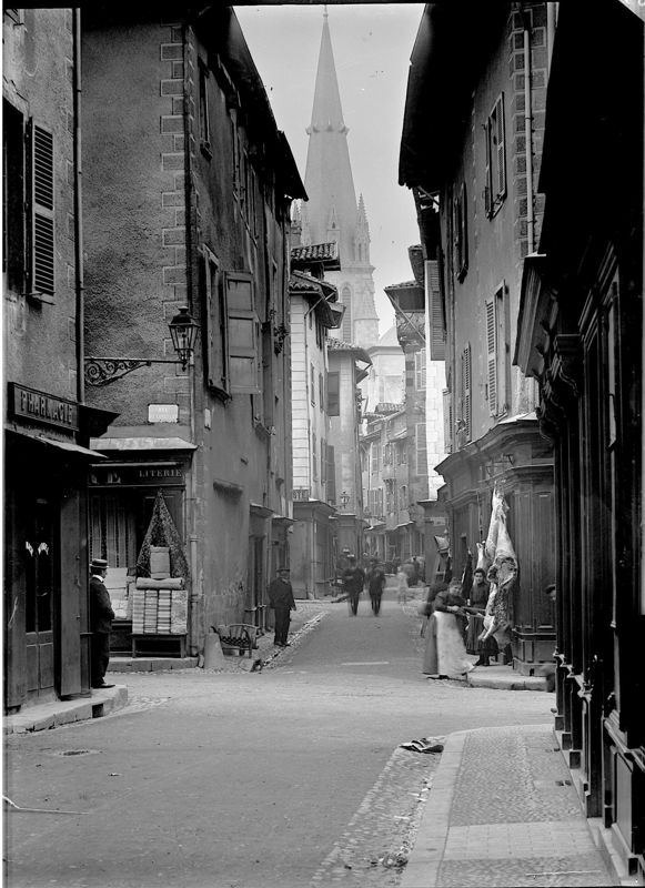 Boucherie au carrefour formé par les rues du Monastère et du Consulat à Aurillac