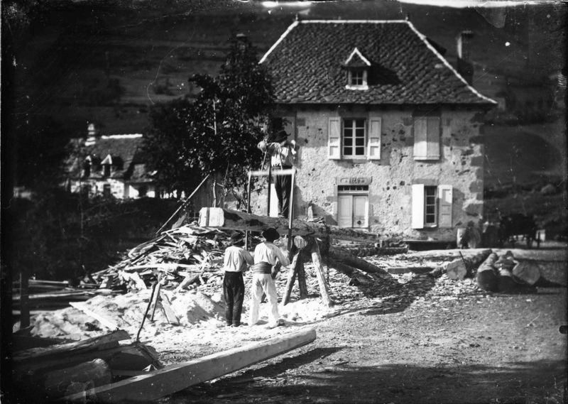 Scieurs de long refendant une grosse poutre