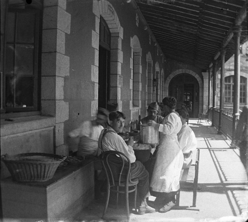 Distribution du repas dans la galerie de la cour d’honneur du lycée Emile Duclaux, à Aurillac