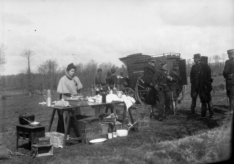 Le ravitaillement des soldats du 139e Régiment d’infanterie par une cantinière, lors de manœuvres à Lacapelle-del-Fraysse