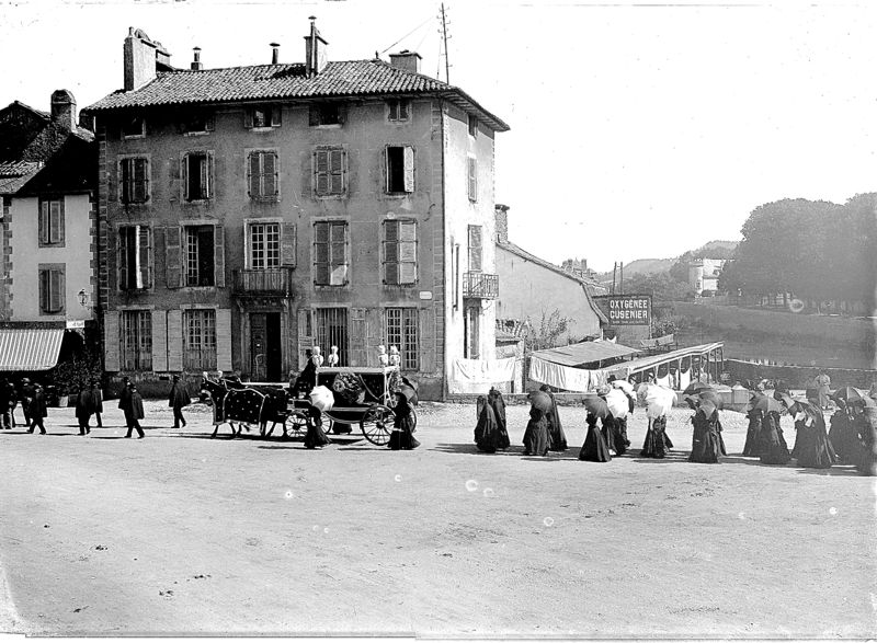Cortège funèbre place Gerbert, à Aurillac
