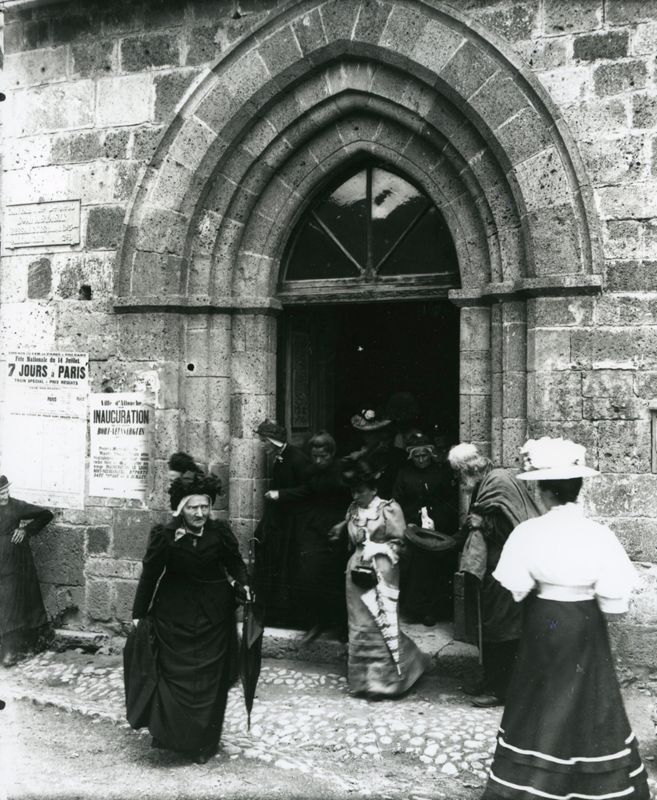 Sortie de la messe à Sainte-Anastasie