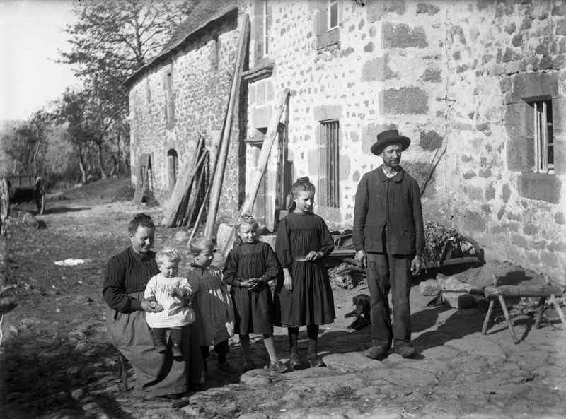 La famille Fragnac, dans la cour d’une ferme à Budiès, commune de Neuvéglise