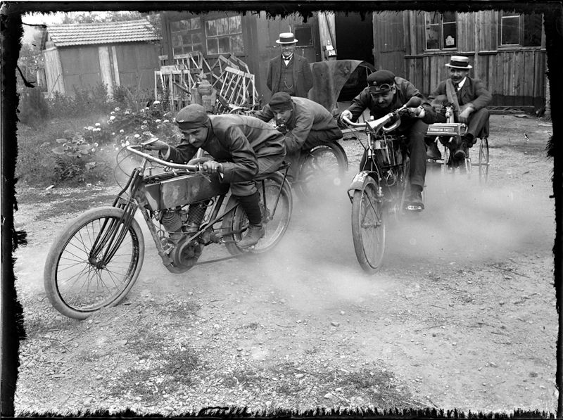 Hommes simulant une course de motos