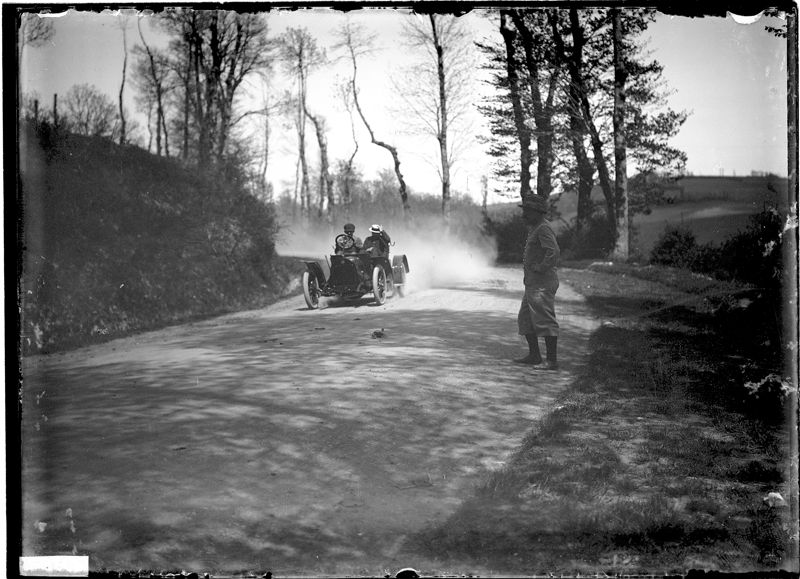 Automobile à la sortie d’un virage