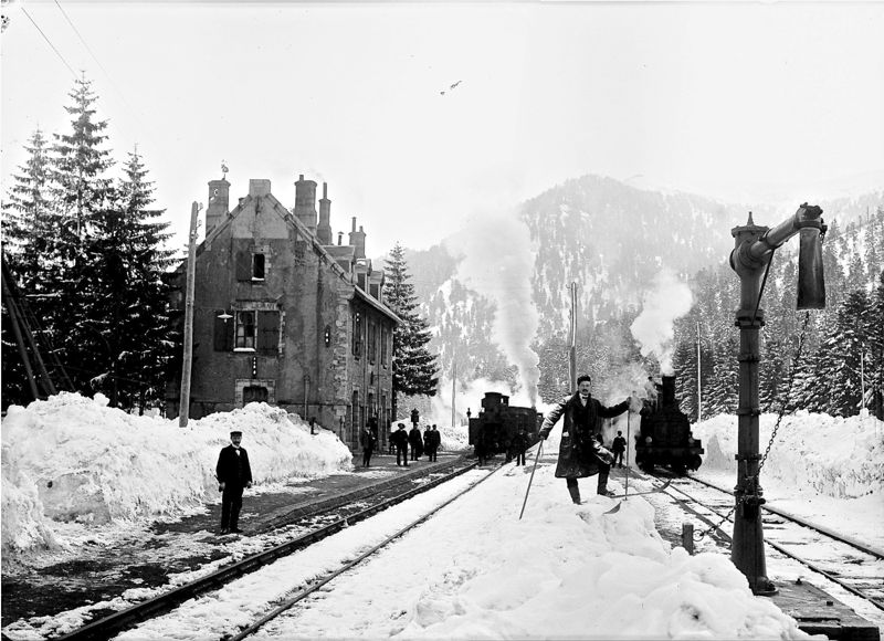 Skieur et locomotives à la gare du Lioran