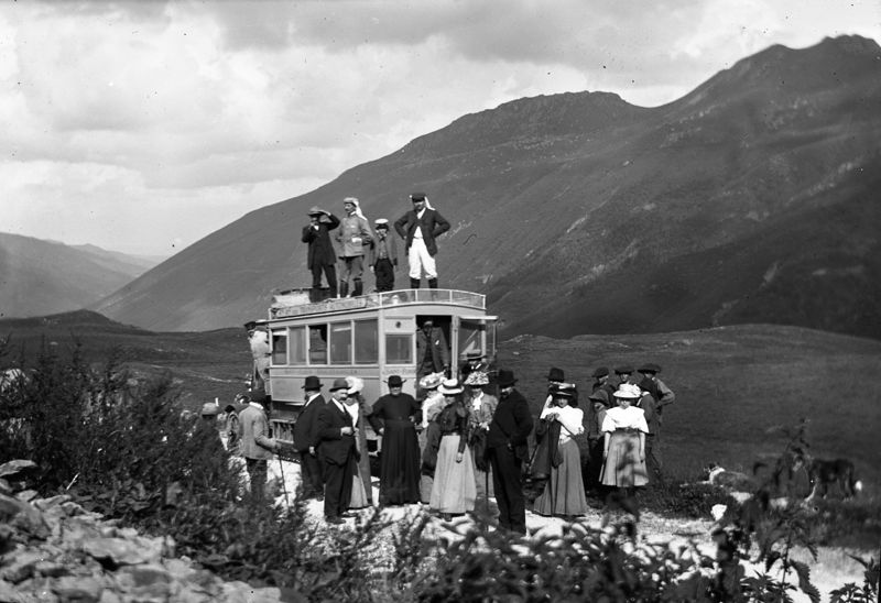 Touristes en excursion dans les monts du Cantal