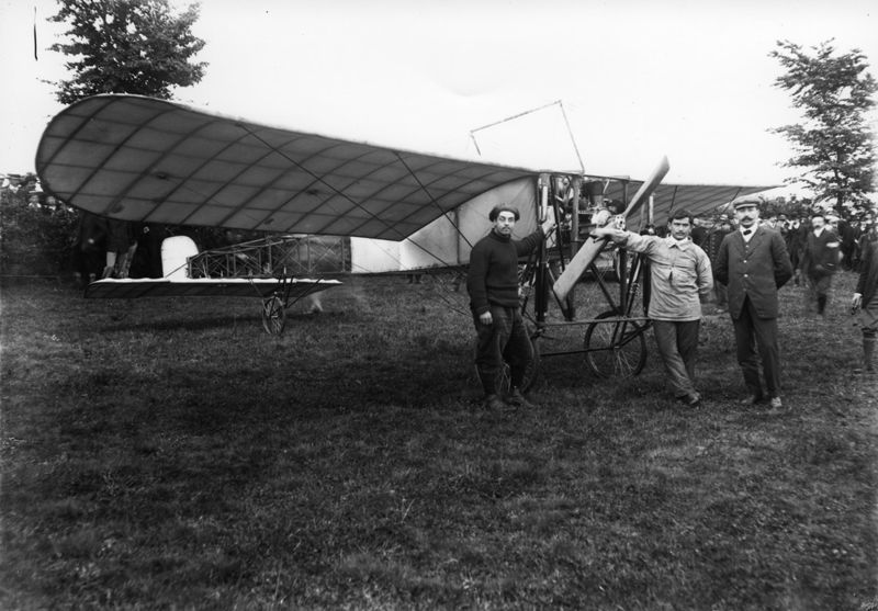 Le célèbre acrobate aérien Marius Lacrouze (au centre) lors d’un rassemblement sur le terrain d’aviation d’Aurillac