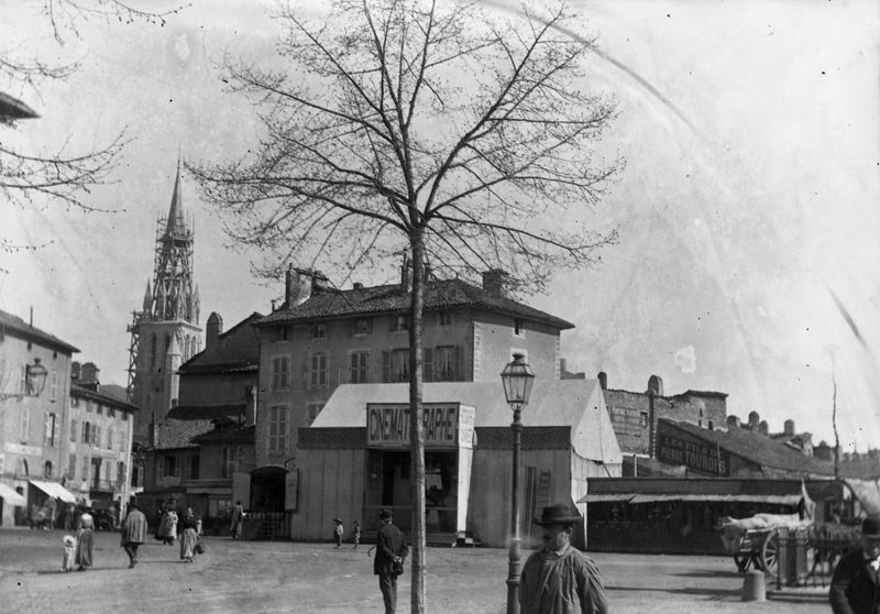 Chapiteau abritant un cinématographe place Gerbert à Aurillac