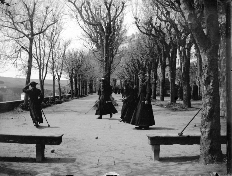 Séminaristes jouant au croquet sur la terrasse du Grand séminaire à Saint-Flour