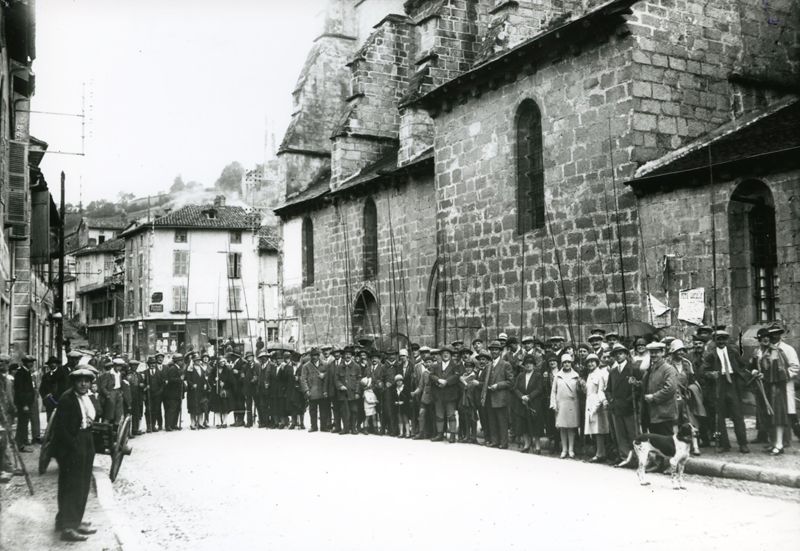 Rassemblement de pêcheurs devant l’église de Laroquebrou