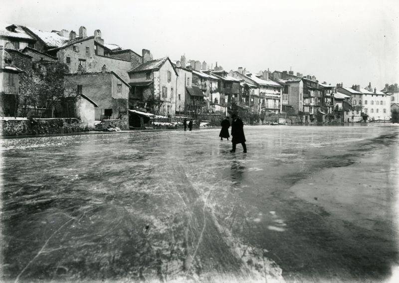 Patineurs sur la Jordanne gelée à Aurillac