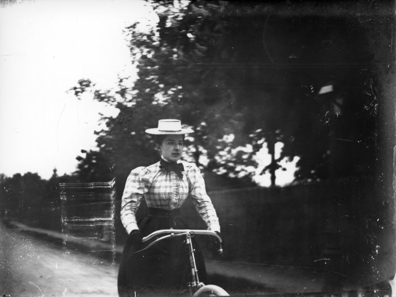 Jeune femme à bicyclette