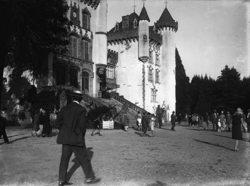 Promeneurs au château de Clavières à Ayrens