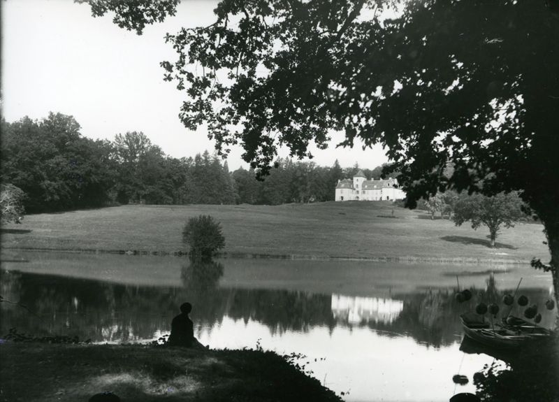 Jeune femme au bord de l’eau, au château de Fargues à Vitrac