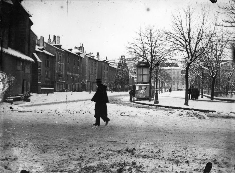 La place du Square à Aurillac sous la neige