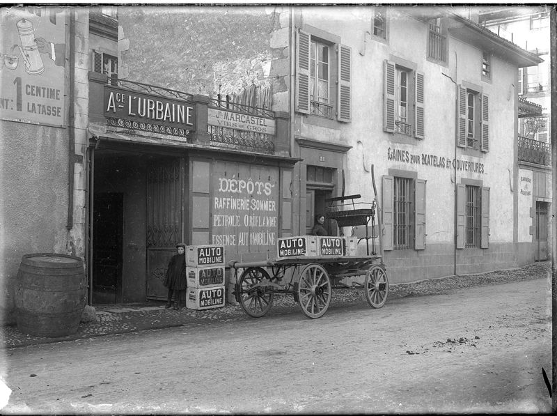 Chariot transportant de l’huile « Auto mobiline » stationné devant un dépôt de carburant au n°6 du cours Monthyon, à Aurillac
