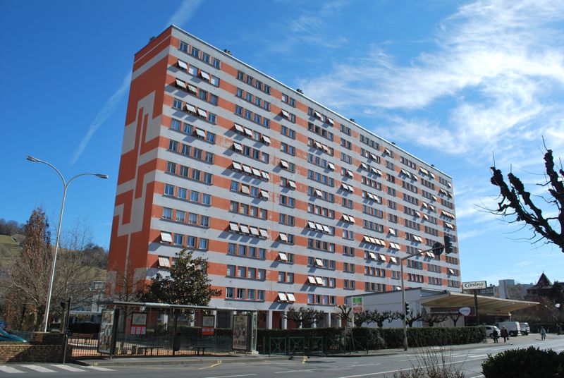 Barre surplombant du mobilier urbain