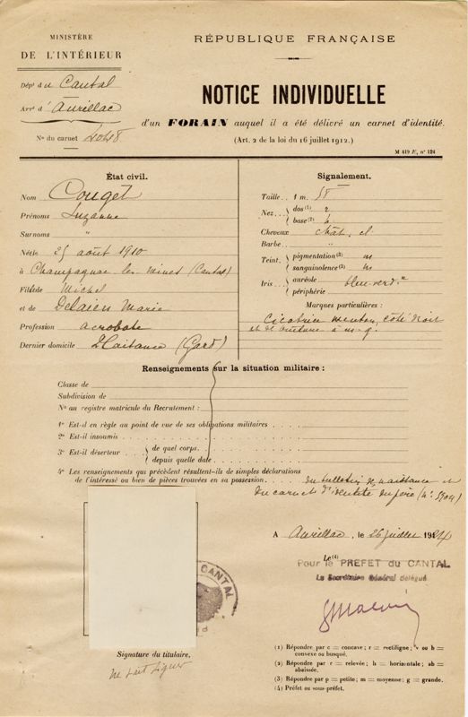 Notice individuelle de remise d’un carnet d’identité de forain pour Suzanne Couget, 1924 (photographie dissimulée)