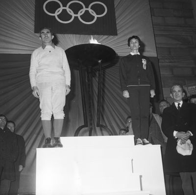 Jean Malroux et Simone Grimal entourant la vasque (cote ADC : 31 NUM 15816, cliché La Montagne)