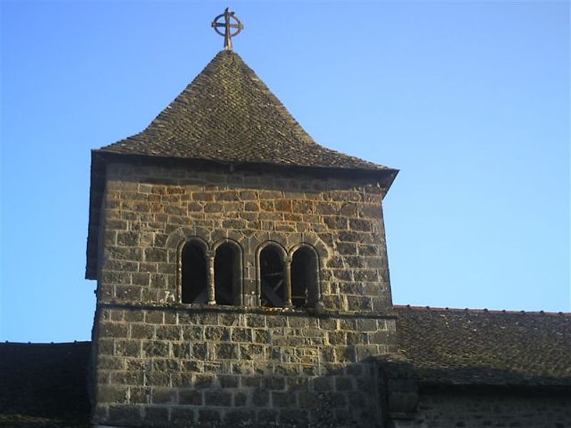 Eglise de Saint-Illide (Saint-Alyre) : baies romanes géminées du clocher (XIIe siècle)