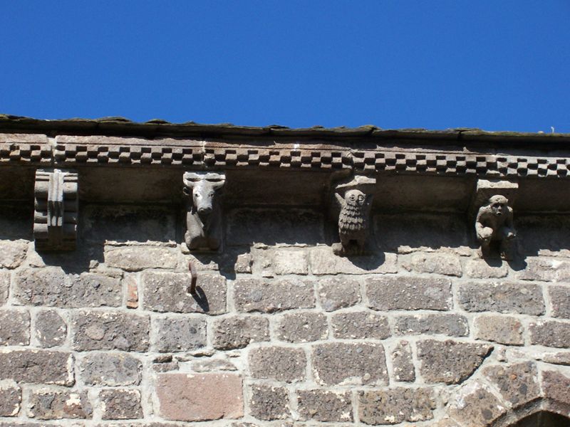Eglise de Saint-Cernin (dédiée à Saint Saturnin) : modillons romans (XIIe siècle)