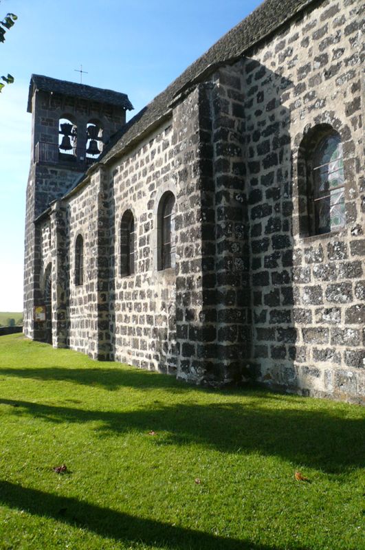 Eglise de Girgols, en partie romane (abside, portail et clocher, XIIe siècle), dédiée à Notre-Dame-de-la-Nativité