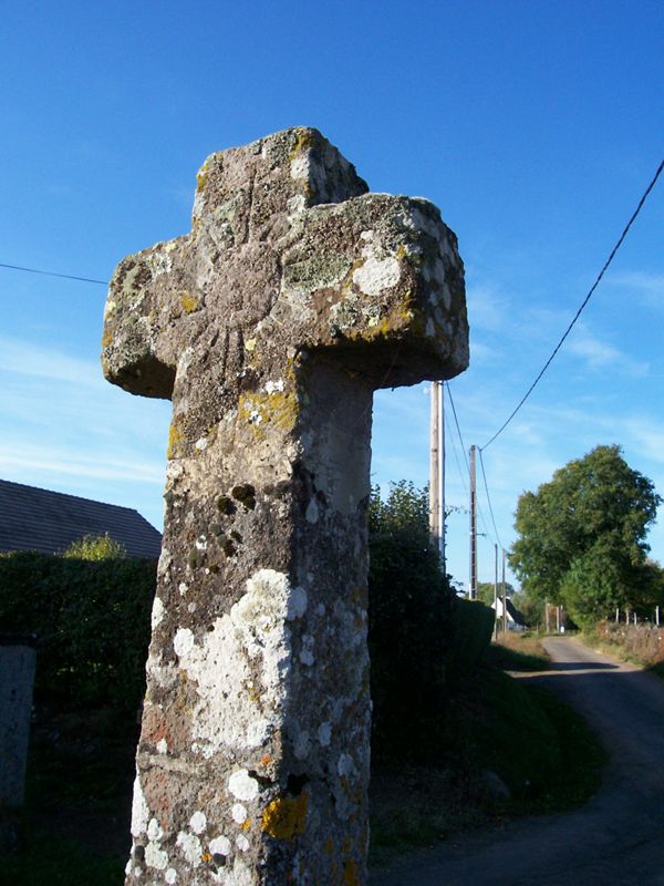 Croix gravée d’un soleil (Besse)