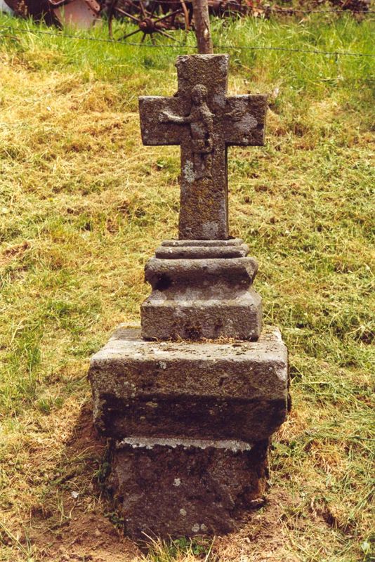 Croix de chemin sur socle (Freix-Anglards)