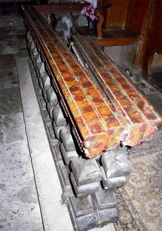 Eglise de Saint-Cirgues-de-Malbert : table de communion (XVIIIe siècle ?)