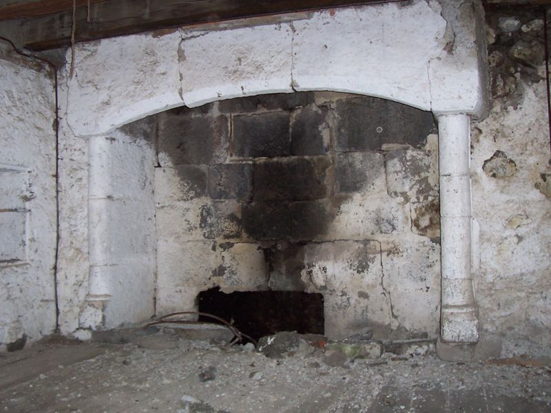 La Blatte (Tournemire). Cheminée au 1er étage de la maison forte