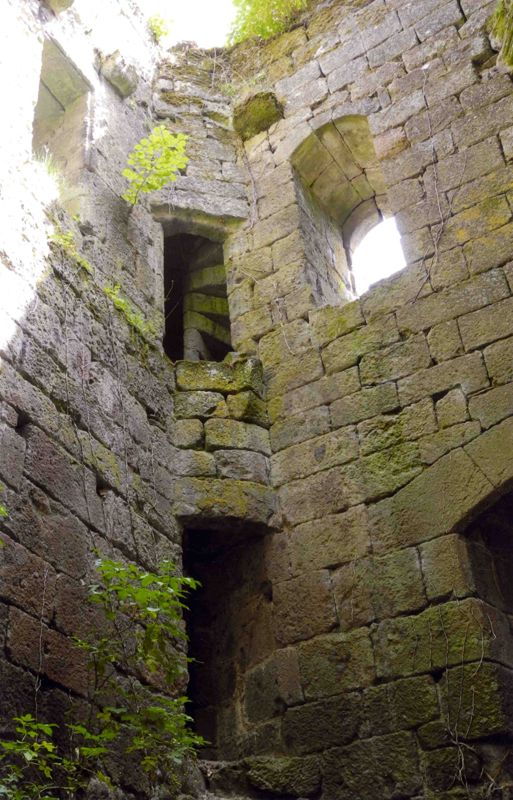 Tour de Marzes (Saint-Cernin), XIIIe siècle : intérieur, escalier à vis logé dans l’angle nord-est