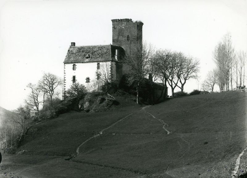 Tour et manoir de Marzes (Saint-Cernin) vus de l’est : photographie début XXe siècle