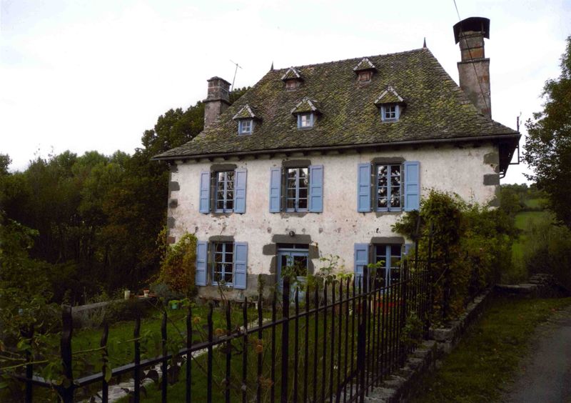 Vernuéjouls (Freix-Anglards) : maison bourgeoise classique à trois travées (XIXe siècle)