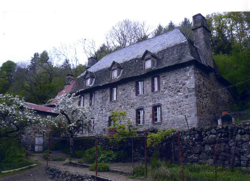 Apcher (Saint-Cernin) : maison de maître datée 1788, à cinq travées et mansardée