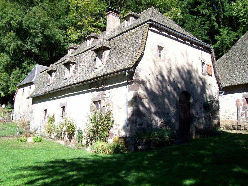 Château de Faussanges (Saint-Cernin) : dépendance mansardée, dite « la fourniale »