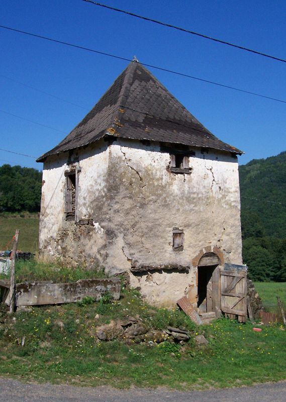 Manoir de Bournazel (Saint-Cernin) : pigeonnier quadrangulaire isolé