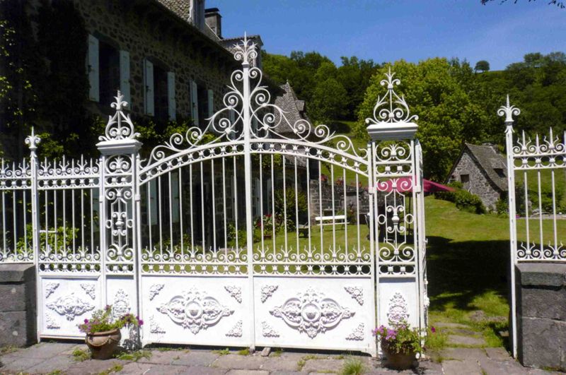Cambourieu (Saint-Cernin) : portail d’une maison de maître