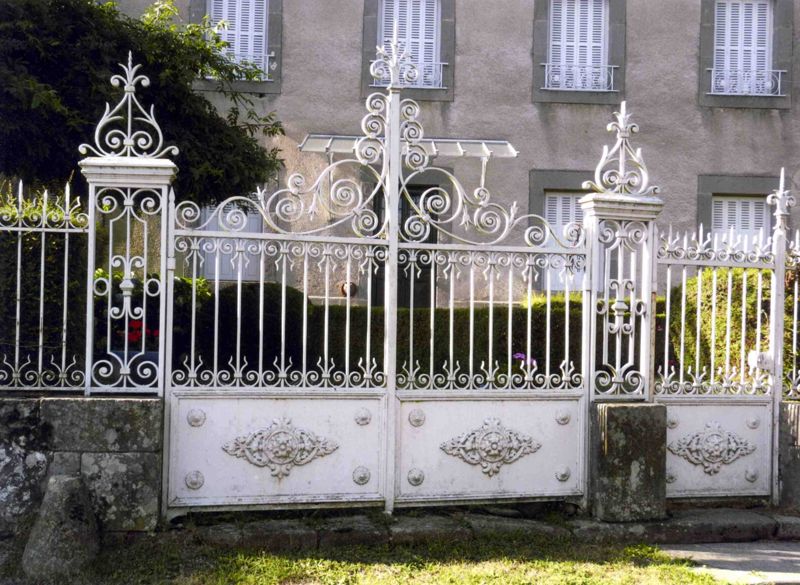 Le Battut (Saint-Cirgues-de-Malbert) : portail en ferronnerie d’une maison bourgeoise