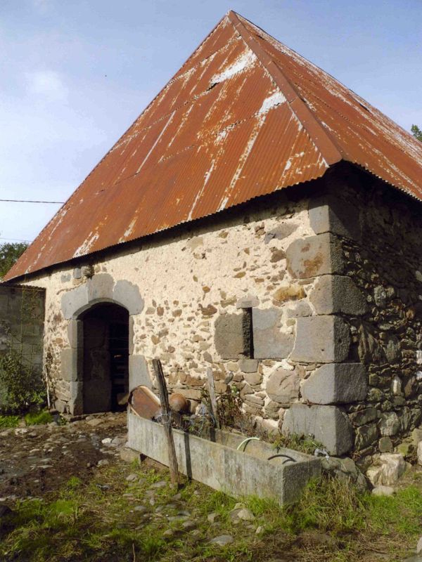 Grange de Bellières (Saint-Cernin) : porche de l’étable (XVIe siècle)