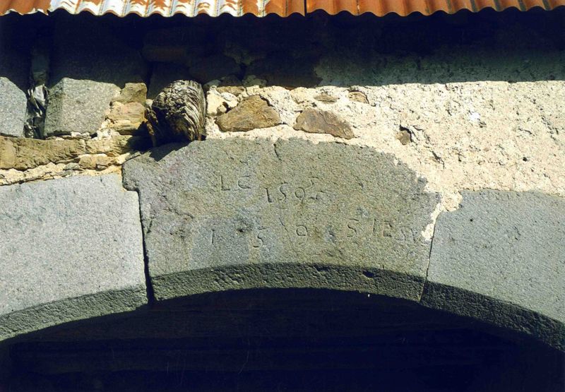 Grange de Bellières (Saint-Cernin) : linteau du porche
