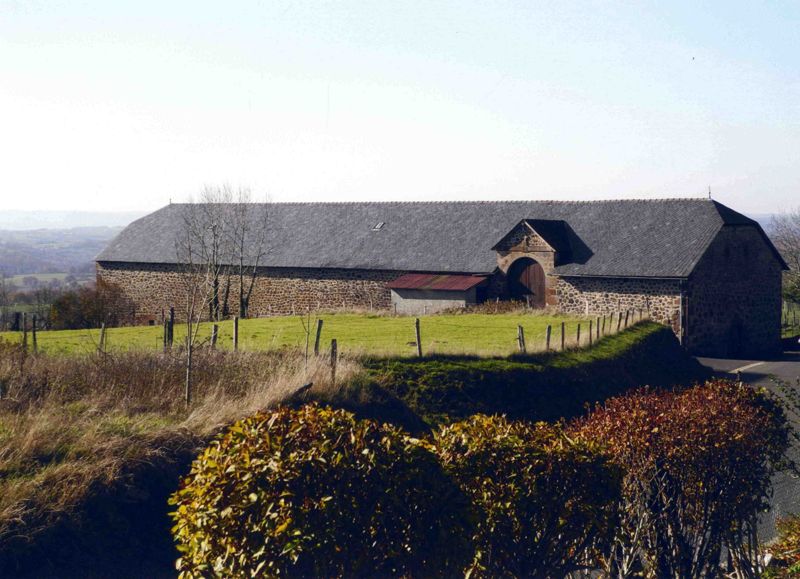 Grange moderne à Freix-Anglards, avec porche daté de 1937