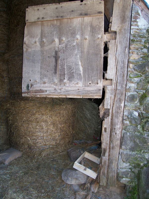 Bellières (Saint-Cernin) : vantail et gonds de la porte de la grange, entièrement en bois