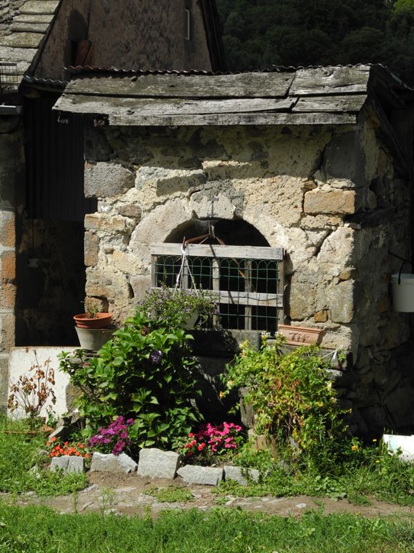Puits couvert maçonné. - Laveissière (Saint-Cirgues-de-Malbert)