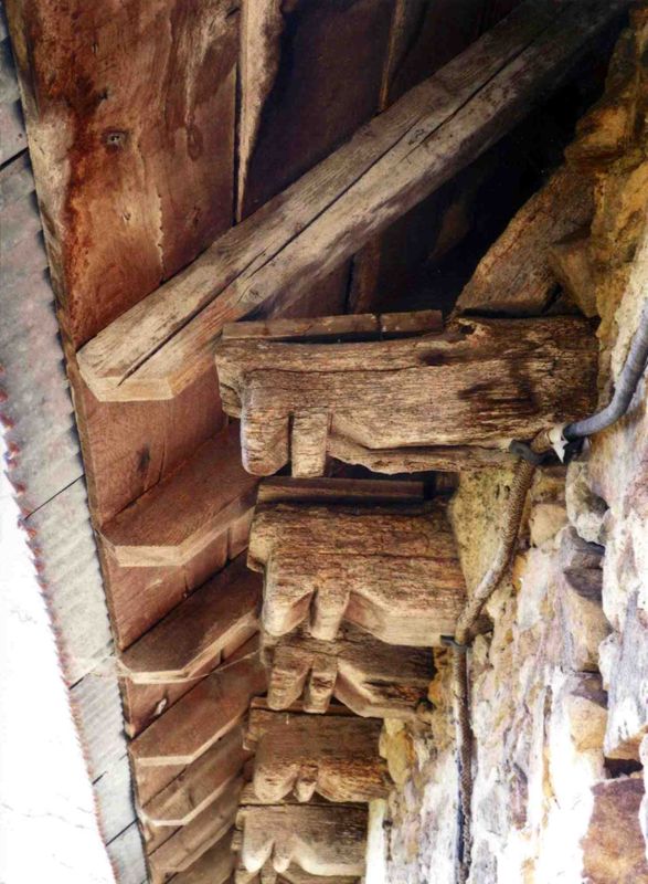 Maison élémentaire (début XVIIe siècle). - Favars : corbeaux en bois soutenant la toiture