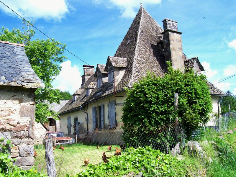 Maison à toit pyramidal. - Brolinges (Saint-Cernin)