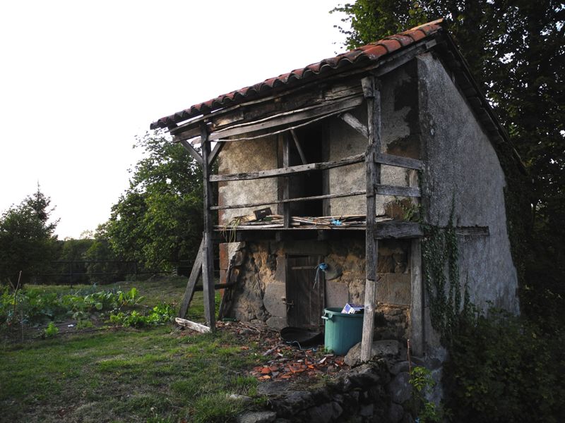 Loge à porcs-poulailler. - Bassinhac (Freix-Anglards)