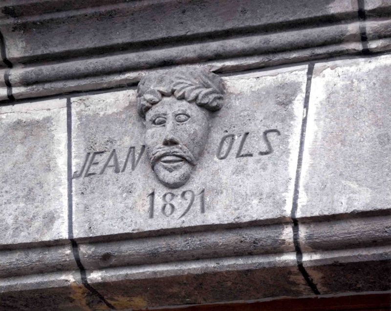 Linteau sculpté « Jean Ols 1891 » (bourg de Tournemire)